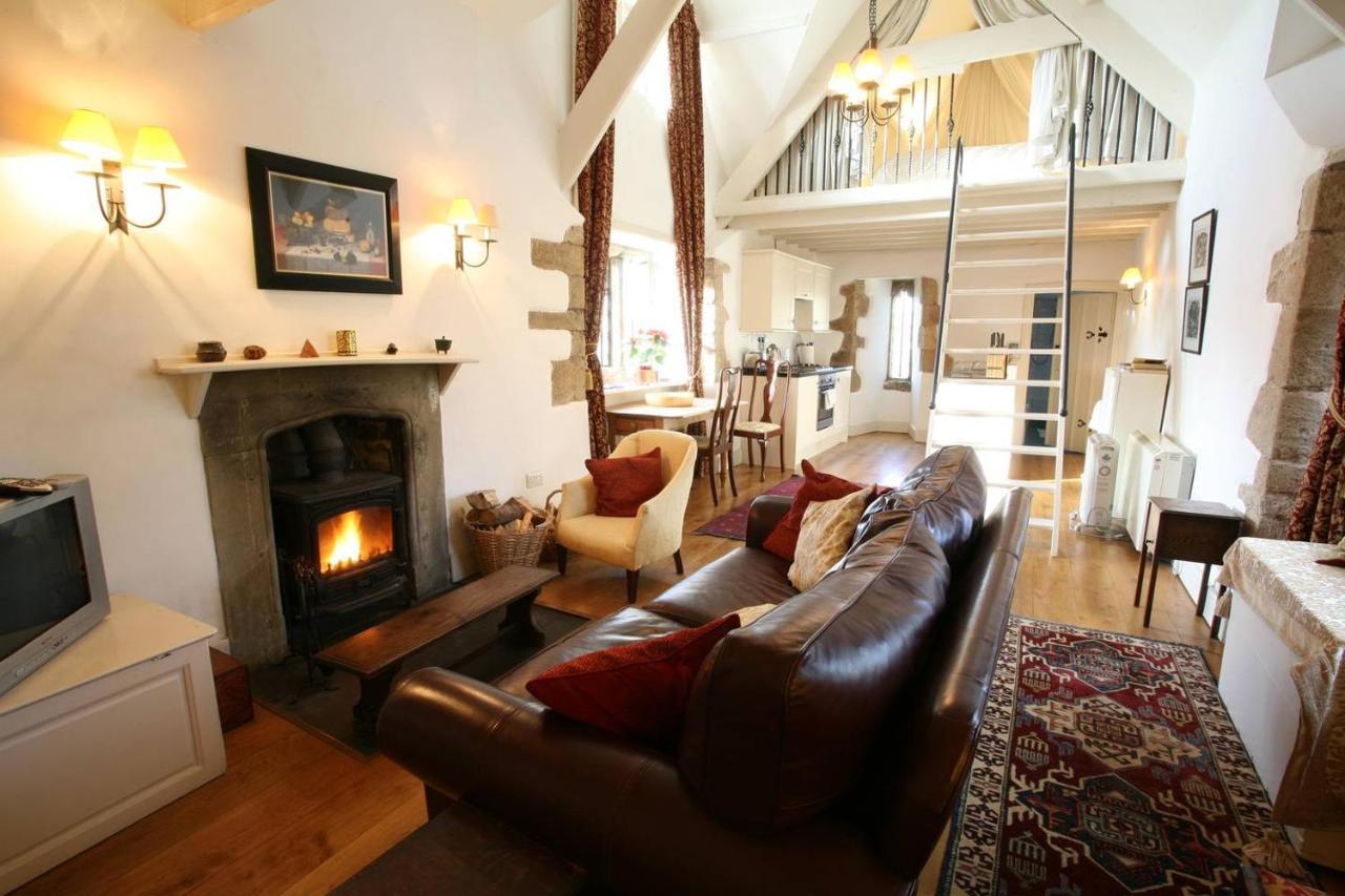 Welsh Gatehouse, Historic Castle Which Cater For Electric Vehicle Vakantiehuis